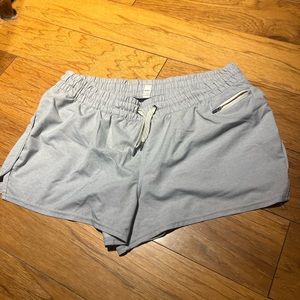 Vuori Women’s Clementine Shorts in Light Heather Grey XL